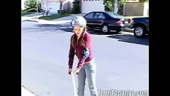 Putar Remaja Topanga Brunette Babe Masturbasi di Depan Umum dengan Memek Tercukur dan Payudara Kecil