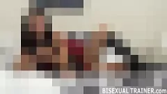 Redare Femdom dominantă cu o jucărie cu strapon mare, gata să-ți tragă fundul într-o scenă BDMS bisexuală fierbinte