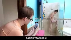 Reproducir Lilly Hall le enseña a Mia Taylor cómo follar a su hermanastro cachondo en un trío tabú humeante