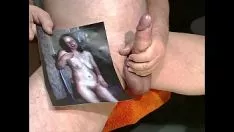 Jouer Slattern obtient une charge solide sur les seins avant et la chatte