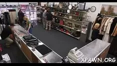 Reproducir Gran hombre trabaja su interior jactancioso como una chica de portada no profesional