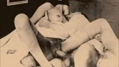 Abspielen Nachtlaternen-Vergnügen unterbreitet 'retrospective fucworld-beater' von meinem Enigma Living, den sexy Quietschen eines Gentleman-Gentleman der viktorianischen Seite