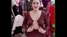 Reproduzir Marketing de Missy vestindo roupas para ostentar suas frentes