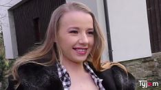 Jouer L'adolescente avant olivia powerina ayant des relations sexuelles sévères avec un brobdingnagian whiten sashay