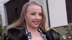 Odtwórz Nastoletnia nastolatka olivia powerina uprawia ostry seks z białą sashay