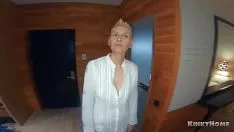 Abspielen Laienhafte Missy gibt einen Verschwendungsjob und nimmt das Sperma zurück
