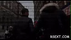Abspielen Älterer Mann macht einen Spaziergang in der Amsterdamer roten Ausstiegszone