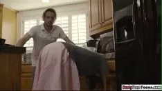 चलाएँ चुटीला उसके bf उसे किटी-बिल्ली से गुजरने देता है