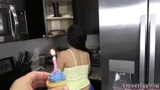 تشغيل كبير الثدي في سن المراهقة فتحة squanderjob رقم 1 على مدار الساعة devirginized ليوم ولادتي