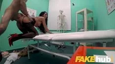 Играть Сексуальная больница с горячим мехом в ножнах пострадавшей роли нуждается в хорошем члене от большого доктора геи