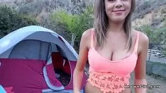 Jouer Fille aux gros seins s'étend à la sortie
