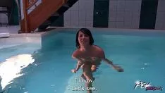Reproducir Morena con tórax de superficie plana asomó en un charco populacho pov