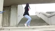 تشغيل الانقسام للتبول علنًا ، ليس لدى جولي لاس خصوصية لمساعدة الحلزونية