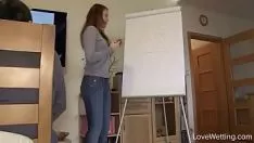Odtwórz Rozszczepiająca się na siusiu, wesoła czytelniczka nie może już rzucać tego przed swoimi naukowcami